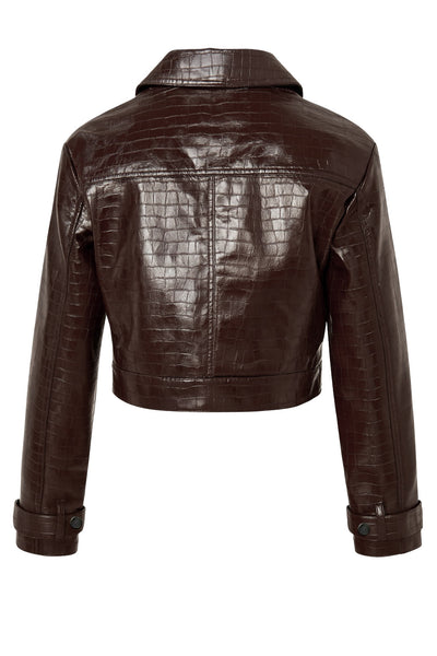 Chamarra corta de efecto piel, textura animal, cuello solapa, bolsillos delanteros decorativos con cartera, fit recto, manga larga con trabilla y botón en puños. Cierre frontal con hilera de botones y detalle de pretina en cintura.