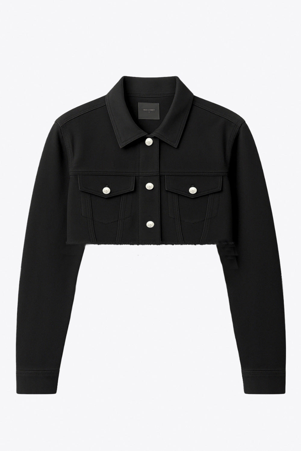 Chamarra cropped de denim, fit recto y manga larga con puños abotonados. Cuello clásico, bolsillos delanteros con cartera y botón en contraste. Cierre frontal con hilera de botones en contraste y detalle de rotos en bajo.