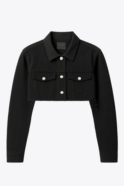 Chamarra cropped de denim, fit recto y manga larga con puños abotonados. Cuello clásico, bolsillos delanteros con cartera y botón en contraste. Cierre frontal con hilera de botones en contraste y detalle de rotos en bajo.