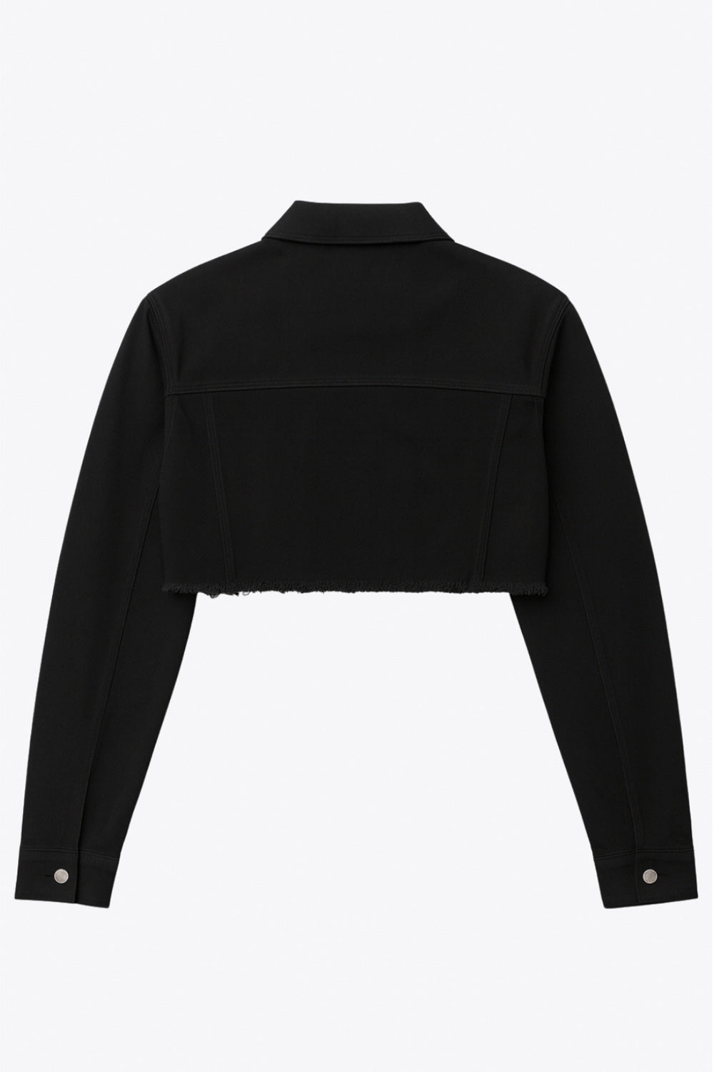 Chamarra cropped de denim, fit recto y manga larga con puños abotonados. Cuello clásico, bolsillos delanteros con cartera y botón en contraste. Cierre frontal con hilera de botones en contraste y detalle de rotos en bajo.