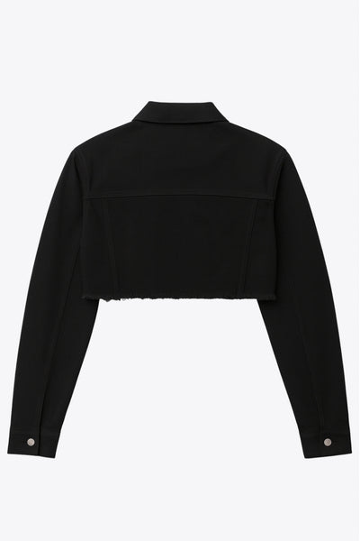 Chamarra cropped de denim, fit recto y manga larga con puños abotonados. Cuello clásico, bolsillos delanteros con cartera y botón en contraste. Cierre frontal con hilera de botones en contraste y detalle de rotos en bajo.