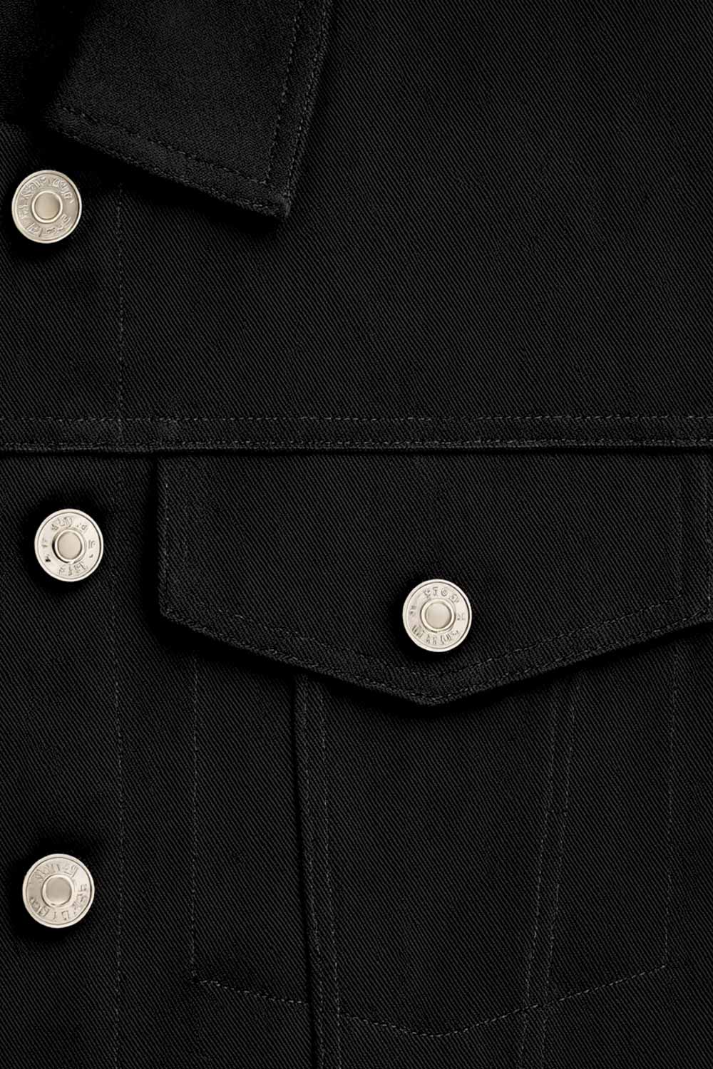 Chamarra cropped de denim, fit recto y manga larga con puños abotonados. Cuello clásico, bolsillos delanteros con cartera y botón en contraste. Cierre frontal con hilera de botones en contraste y detalle de rotos en bajo.