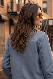 Blazer corto de cuello redondo, bolsillos decorativos con solapa y botón en contraste, fit recto, manga larga y cierre frontal con hilera de botones en contraste.