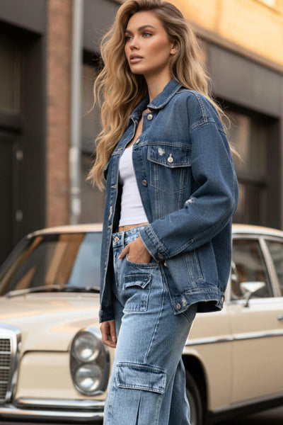 Chamarra de denim, fit oversized, manga larga con puño abotonado, cuello clásico, bolsillos delanteros, frontales con cartera y botón en contraste. Cierre frontal con hilera de botones en contraste. Detalle de trabilllas en pretina y rotos.