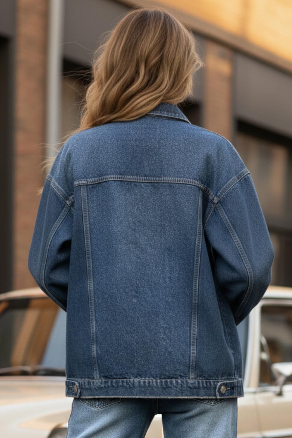 Chamarra de denim, fit oversized, manga larga con puño abotonado, cuello clásico, bolsillos delanteros, frontales con cartera y botón en contraste. Cierre frontal con hilera de botones en contraste. Detalle de trabilllas en pretina y rotos.