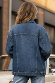 Chamarra de denim, fit oversized, manga larga con puño abotonado, cuello clásico, bolsillos delanteros, frontales con cartera y botón en contraste. Cierre frontal con hilera de botones en contraste. Detalle de trabilllas en pretina y rotos.