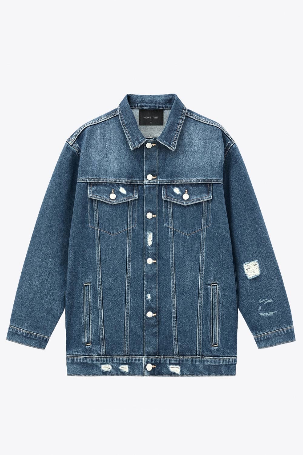 Chamarra de denim, fit oversized, manga larga con puño abotonado, cuello clásico, bolsillos delanteros, frontales con cartera y botón en contraste. Cierre frontal con hilera de botones en contraste. Detalle de trabilllas en pretina y rotos.