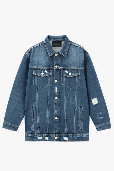 Chamarra de denim, fit oversized, manga larga con puño abotonado, cuello clásico, bolsillos delanteros, frontales con cartera y botón en contraste. Cierre frontal con hilera de botones en contraste. Detalle de trabilllas en pretina y rotos.