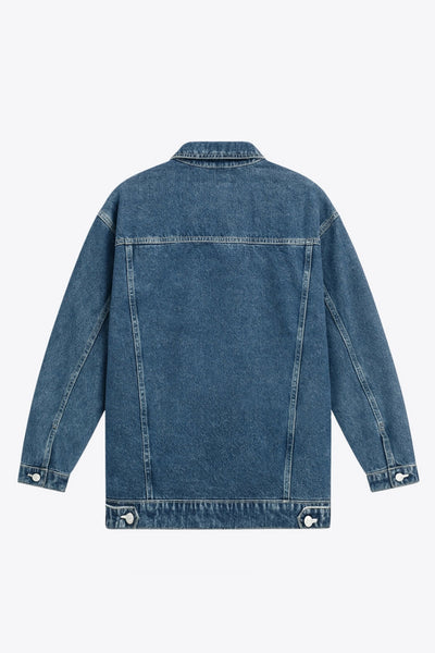Chamarra de denim, fit oversized, manga larga con puño abotonado, cuello clásico, bolsillos delanteros, frontales con cartera y botón en contraste. Cierre frontal con hilera de botones en contraste. Detalle de trabilllas en pretina y rotos.
