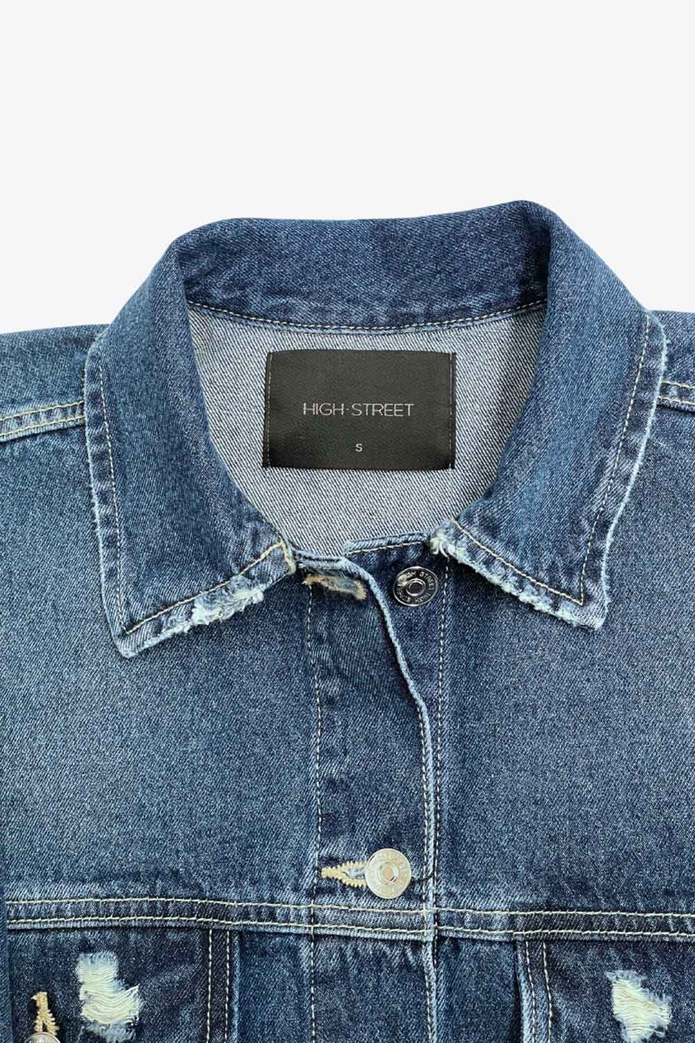 Chamarra de denim, fit oversized, manga larga con puño abotonado, cuello clásico, bolsillos delanteros, frontales con cartera y botón en contraste. Cierre frontal con hilera de botones en contraste. Detalle de trabilllas en pretina y rotos.