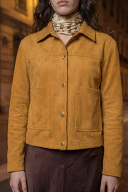 Chamarra corta de gamuza, fit recto, manga larga, cuello camisero, bolsillos delanteros de parche y cierre frontal con hilera de botones en contraste.