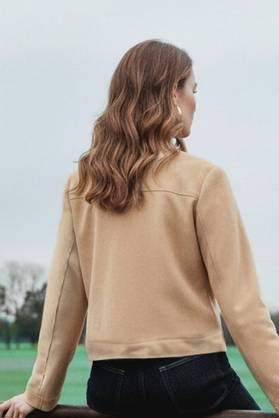 Blazer corto de gamuza, cuello redondo, bolsillos frontales con solapa y botón en contraste, fit recto, manga larga y cierre frontal con hilera de botones en contraste.