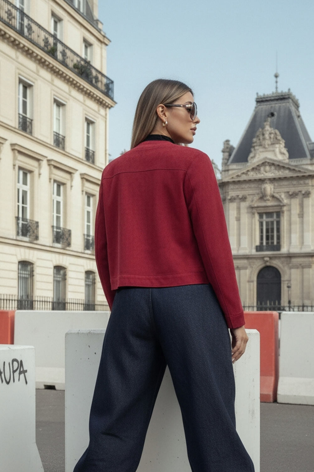 Blazer corto de gamuza, cuello redondo, bolsillos frontales con solapa y botón en contraste, fit recto, manga larga y cierre frontal con hilera de botones en contraste.