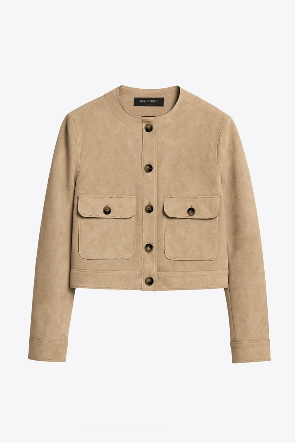 Blazer corto de gamuza, cuello redondo, bolsillos frontales con solapa y botón en contraste, fit recto, manga larga y cierre frontal con hilera de botones en contraste.