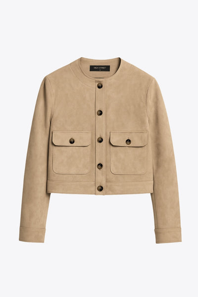 Blazer corto de gamuza, cuello redondo, bolsillos frontales con solapa y botón en contraste, fit recto, manga larga y cierre frontal con hilera de botones en contraste.