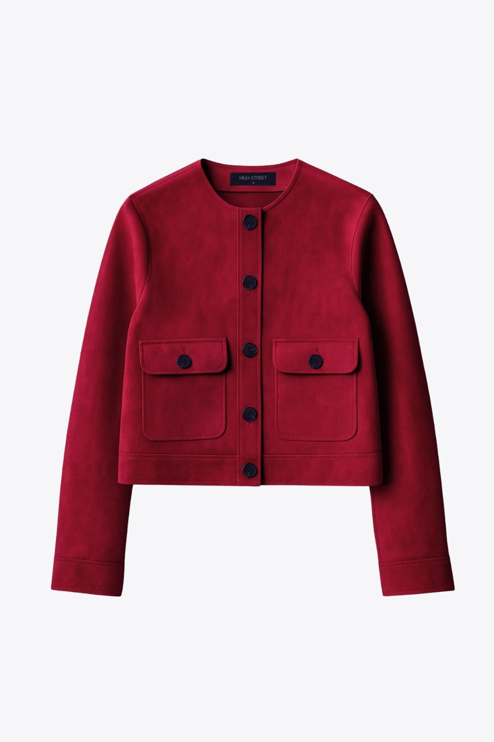 Blazer corto de gamuza, cuello redondo, bolsillos frontales con solapa y botón en contraste, fit recto, manga larga y cierre frontal con hilera de botones en contraste.