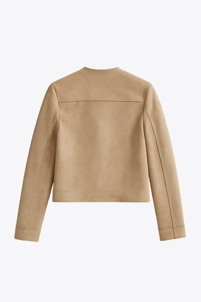 Blazer corto de gamuza, cuello redondo, bolsillos frontales con solapa y botón en contraste, fit recto, manga larga y cierre frontal con hilera de botones en contraste.