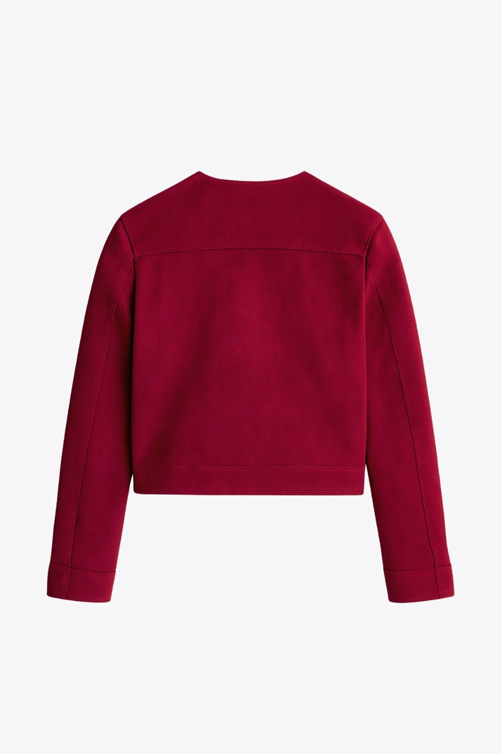 Blazer corto de gamuza, cuello redondo, bolsillos frontales con solapa y botón en contraste, fit recto, manga larga y cierre frontal con hilera de botones en contraste.