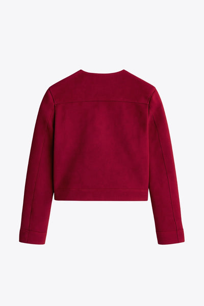 Blazer corto de gamuza, cuello redondo, bolsillos frontales con solapa y botón en contraste, fit recto, manga larga y cierre frontal con hilera de botones en contraste.