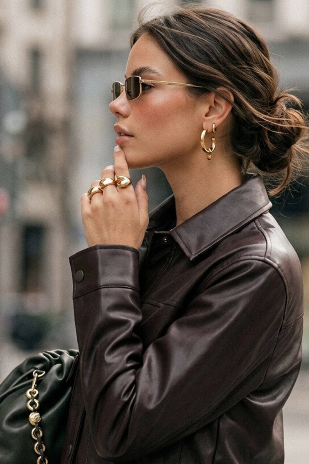 Chamarra corta de efecto piel, fit recto, cuello camisero, manga larga con puño abotonado, bolsillos delanteros de parche con cartera y botón. Cierre frontal con hilera de botones.