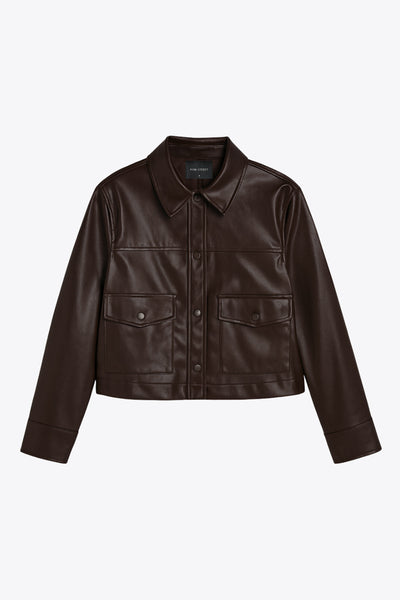 Chamarra corta de efecto piel, fit recto, cuello camisero, manga larga con puño abotonado, bolsillos delanteros de parche con cartera y botón. Cierre frontal con hilera de botones.