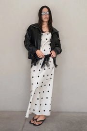 Chamarra cruzada de efecto piel, fit oversized, manga larga con puño abotonado, con cuello alto , trabillas con botones en hombros, cortes decorativos, bolsillos delanteros, pretina elástica con hebilla frontal en contraste. Cierre frontal con cremallera.