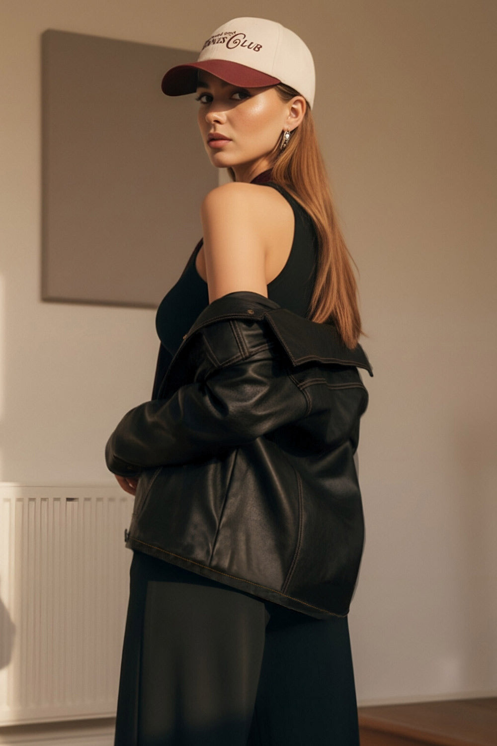 Chamarra corta de efecto piel, fit recto, cuello camisero, manga larga con puño abotonado, bolsillos delanteros de parche y cierre frontal con hilera de botones de presión. Detalle de costuras decorativas en contraste.