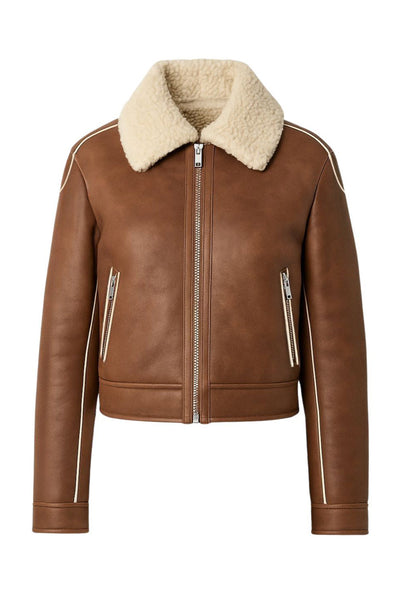 Chamarra corta de efecto piel, interior y cuello solapa de borreguillo, pretina, bolsillos delanteros con cremallera, fit recto, manga larga y cierre frontal con cremallera en contraste. Detalle de costuras decorativas en contraste.