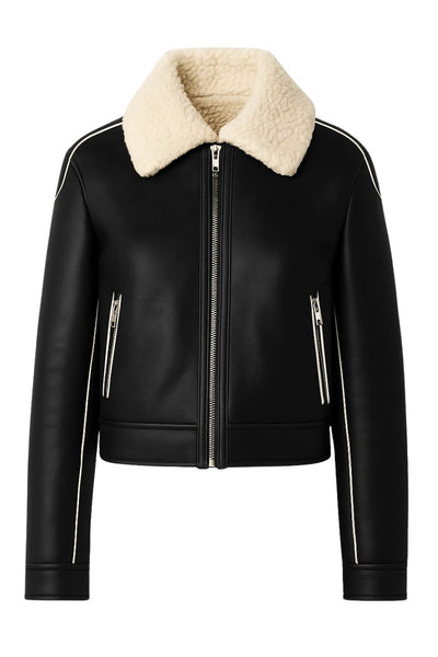 Chamarra corta de efecto piel, interior y cuello solapa de borreguillo, pretina, bolsillos delanteros con cremallera, fit recto, manga larga y cierre frontal con cremallera en contraste. Detalle de costuras decorativas en contraste.