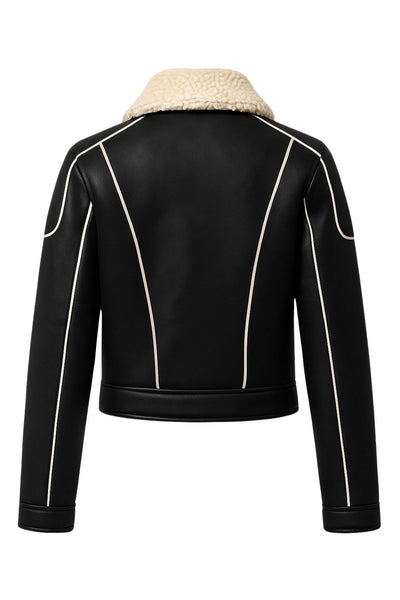 Chamarra corta de efecto piel, interior y cuello solapa de borreguillo, pretina, bolsillos delanteros con cremallera, fit recto, manga larga y cierre frontal con cremallera en contraste. Detalle de costuras decorativas en contraste.