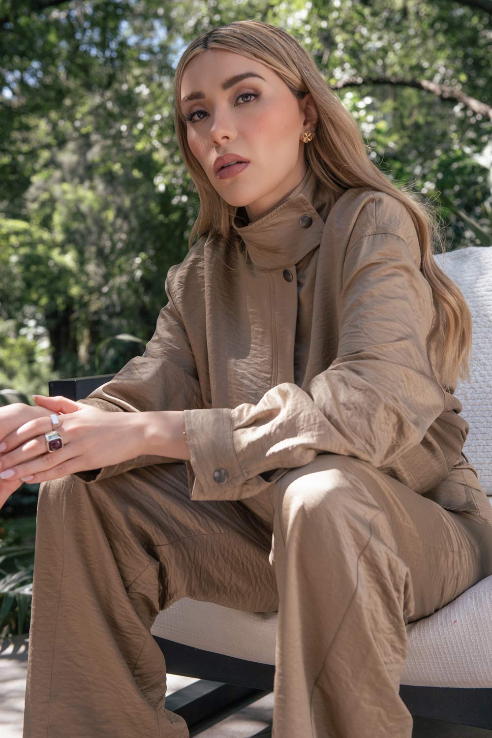 Chamarra de fit fluido, manga larga abullonada con puños abotonados, cuello alto con botón y cierre frontal con cremallera oculta.