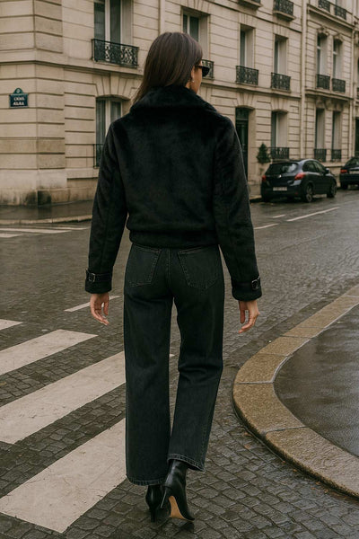 Chamarra corta de efecto pelo, cuello solapa, fit recto, trabillas decorativas en contraste con hebillas en cuello y puños. Cierre frontal con cremallera visible en contraste.