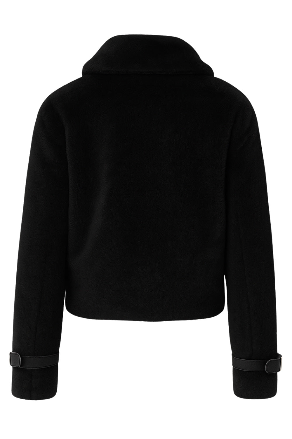 Chamarra corta de efecto pelo, cuello solapa, fit recto, trabillas decorativas en contraste con hebillas en cuello y puños. Cierre frontal con cremallera visible en contraste.