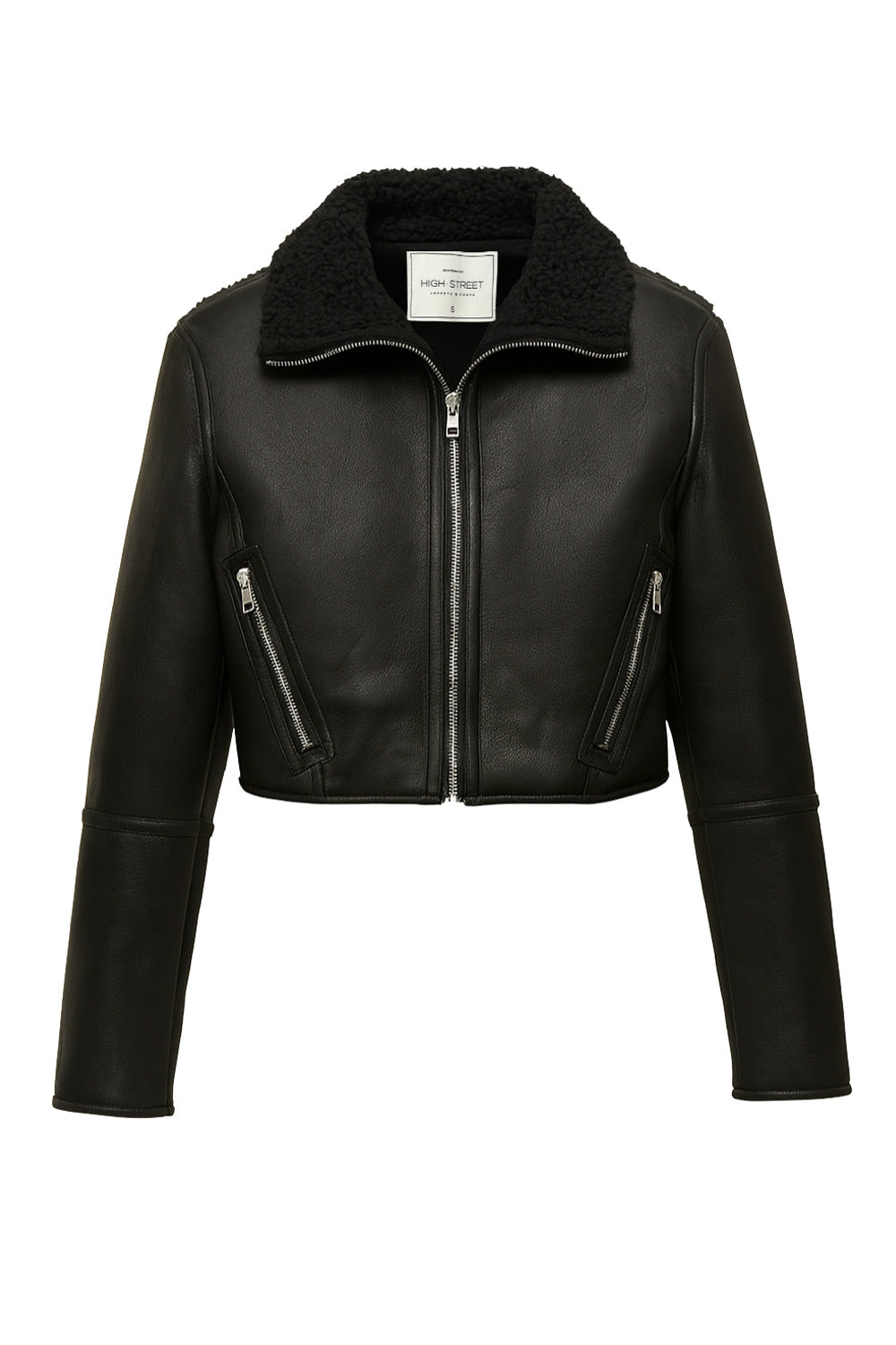 Chamarra corta de efecto piel, interior de borreguillo, cuello solapa, bolsillos delanteros con cremalleras, fit recto, manga larga con costuras decorativas y cierre frontal con cremallera en contraste.