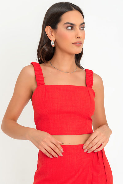 Crop top de fit ajustado, escote cuadrado, tirantes elásticos con plisados y cut out en espalda con doble elástico plisado.