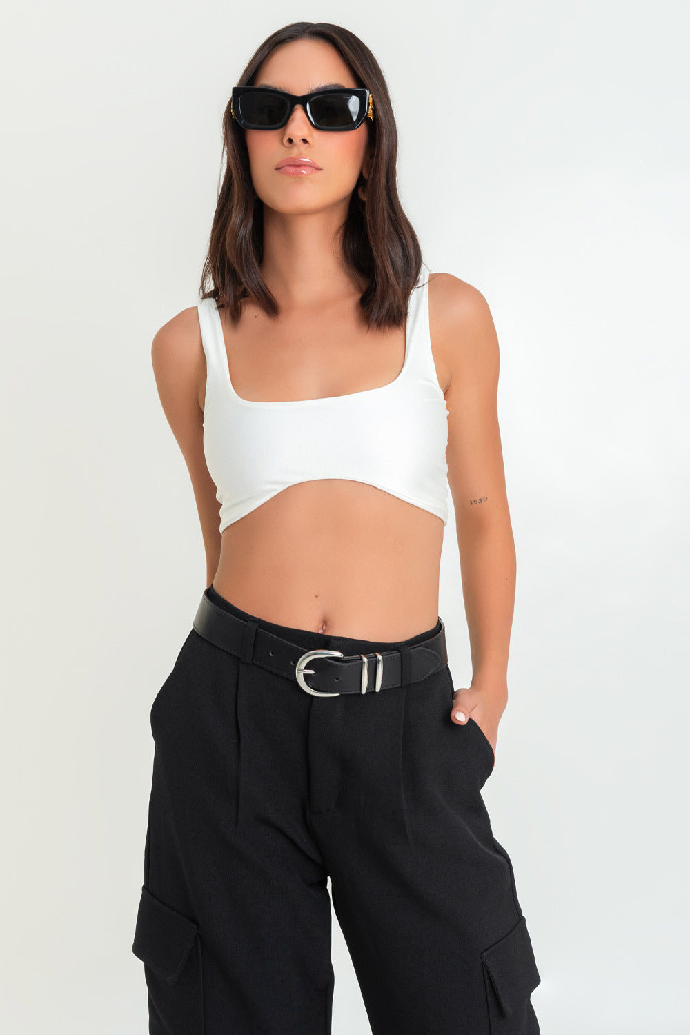 Crop top de fit ajustado, tirantes, escote cuadrado y bajo frontal curveado.