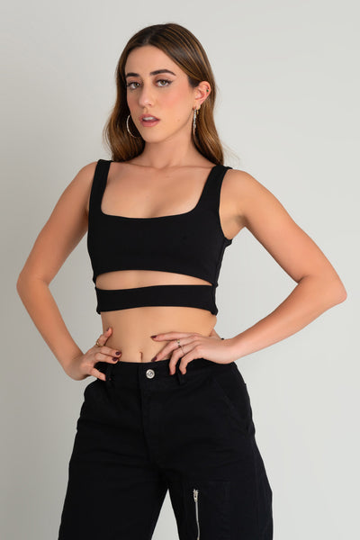 Crop top de fit ajustado, escote cuadrado, tirantes y cut out frontal en cintura. Cierre posterior con cremallera visible en contraste.