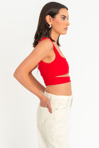 Crop top de fit ajustado, escote cuadrado, tirantes y cut out frontal en cintura. Cierre posterior con cremallera visible en contraste.