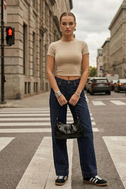 Crop top de fit ajustado, cuello redondo y manga corta.