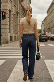 Crop top de fit ajustado, cuello redondo y manga corta.