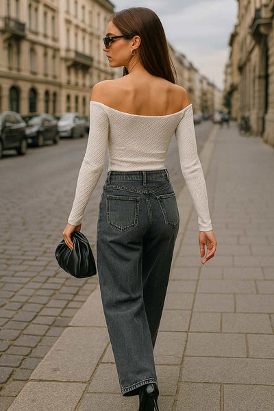 Crop top de fit ajustado, hombros descubiertos, manga larga, escote v con plisados y jareta ajustable, bajo frontal asimétrico con abertura frontal en v y costura decorativa. Detalle de rib rizado en bordes y textura de tejido.