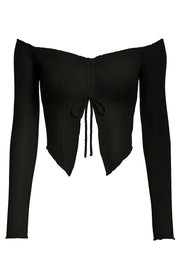Crop top de fit ajustado, hombros descubiertos, manga larga, escote v con plisados y jareta ajustable, bajo frontal asimétrico con abertura frontal en v y costura decorativa. Detalle de rib rizado en bordes y textura de tejido.