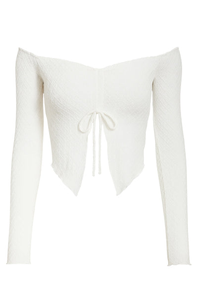 Crop top de fit ajustado, hombros descubiertos, manga larga, escote v con plisados y jareta ajustable, bajo frontal asimétrico con abertura frontal en v y costura decorativa. Detalle de rib rizado en bordes y textura de tejido.