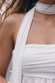 Crop top strapless de mesh, fit ajustado, escote recto con detalles plisados laterales, bajo asimétrico con olanes y rib rizado en borde. Detalle de choker.