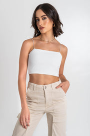 Crop top bandeau de fit ajustado, escote recto y tirantes delgados elásticos. Cierre posterior con cremallera visible.