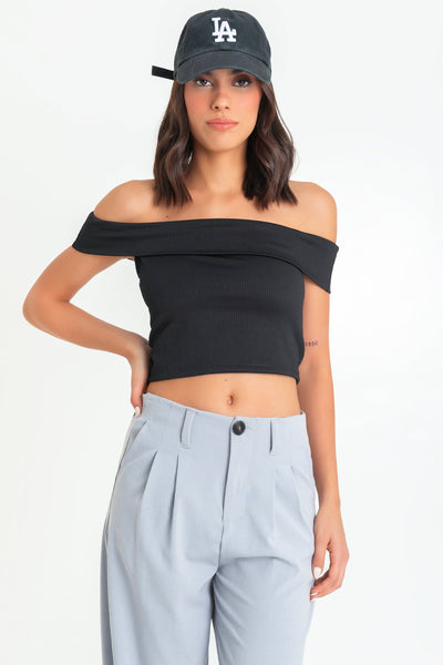 Crop top canalé de fit ajustado, hombros descubiertos, escote recto con doblez y manga corta seguida.