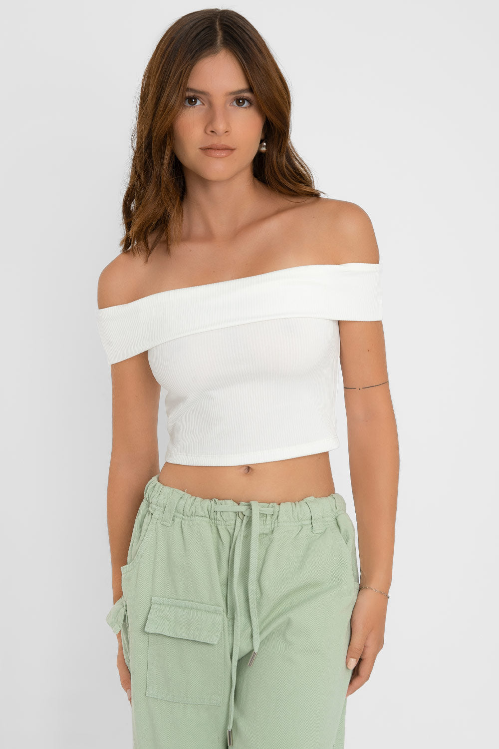 Crop top canalé de fit ajustado, hombros descubiertos, escote recto con doblez y manga corta seguida.