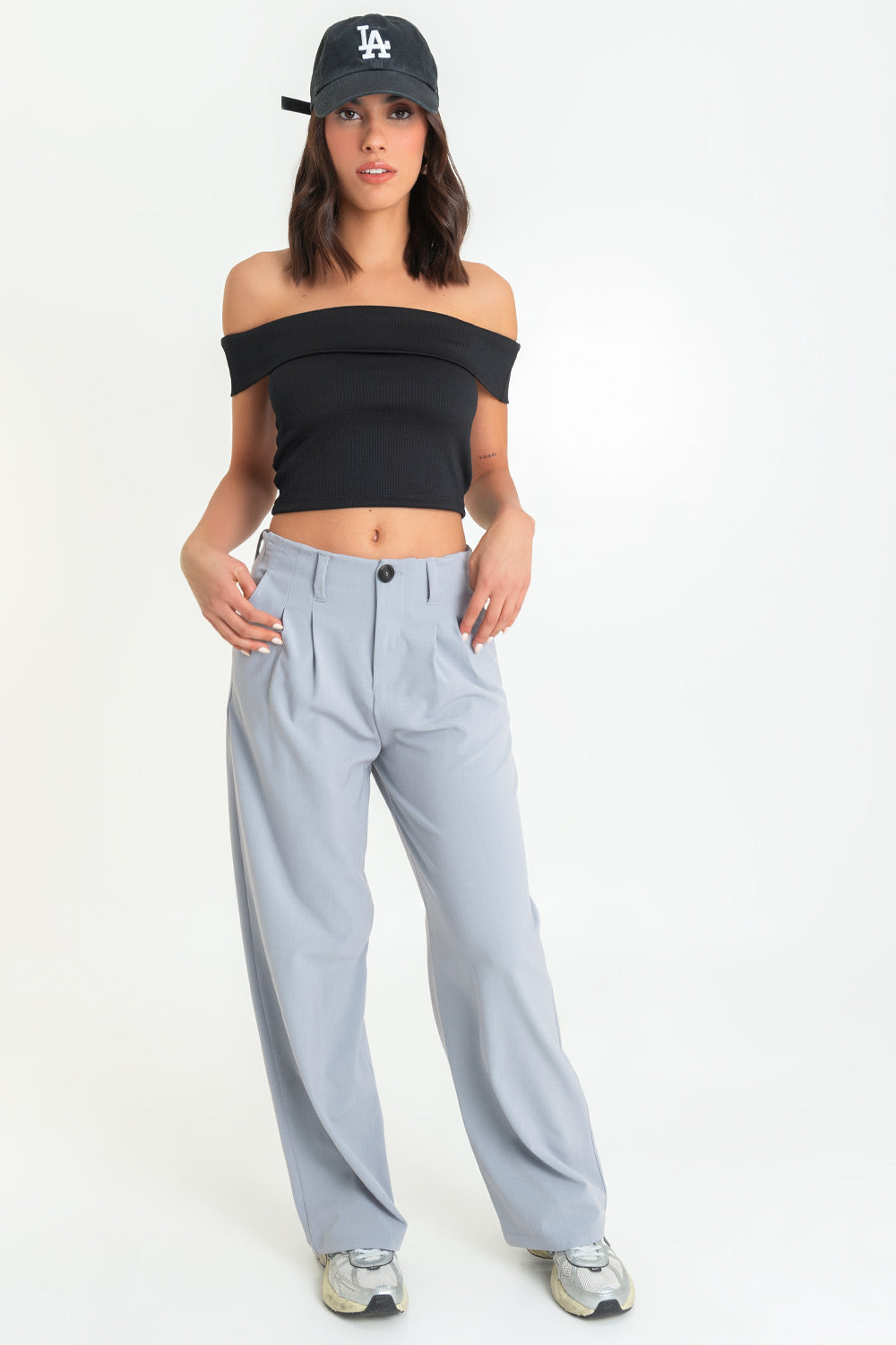 Crop top canalé de fit ajustado, hombros descubiertos, escote recto con doblez y manga corta seguida.