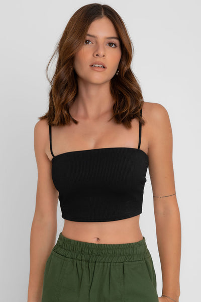 Crop top canalé de fit ajustado, escote recto y tirantes delgados ajustables.