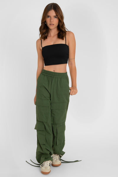 Crop top canalé de fit ajustado, escote recto y tirantes delgados ajustables.